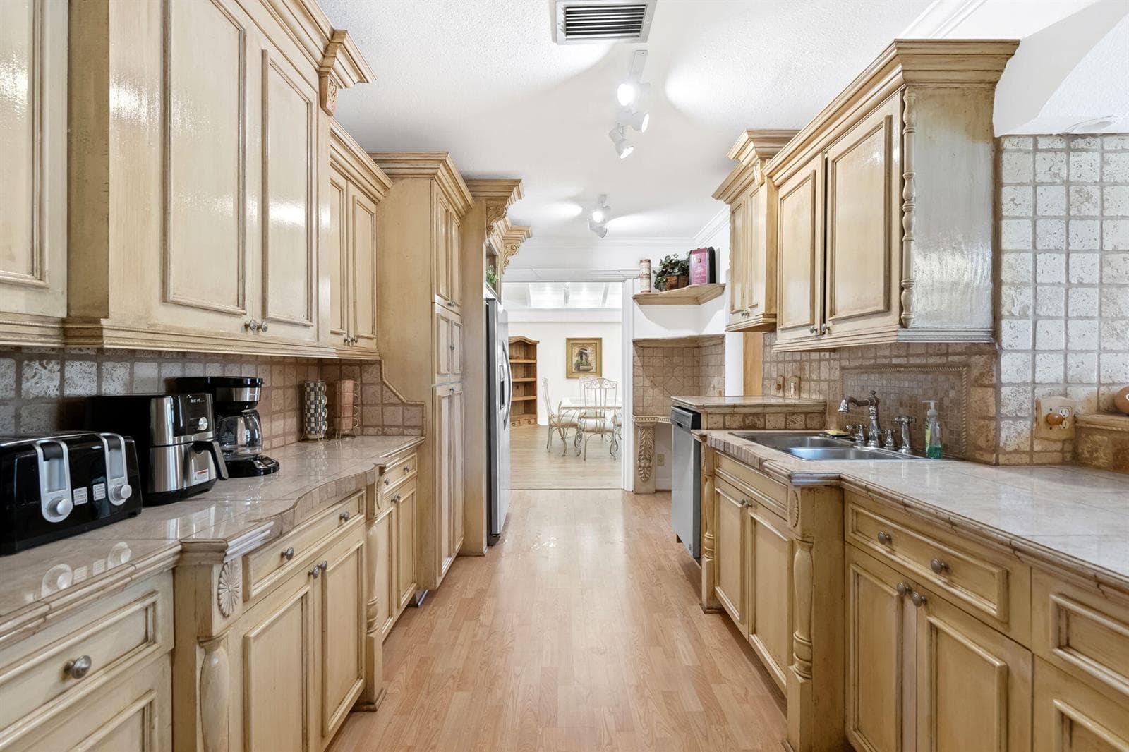 2400 Delmar Place photo 14