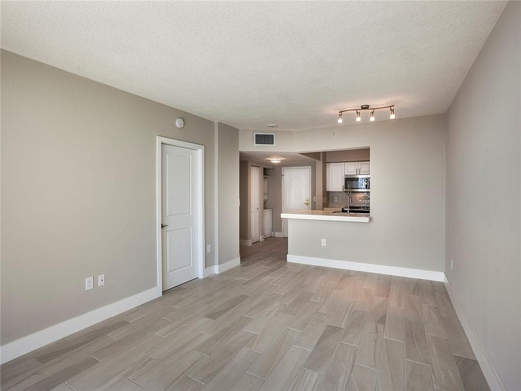 1030 Seminole Drive 1105 photo 4