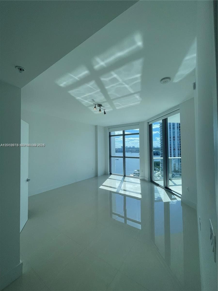 1205 photo 19