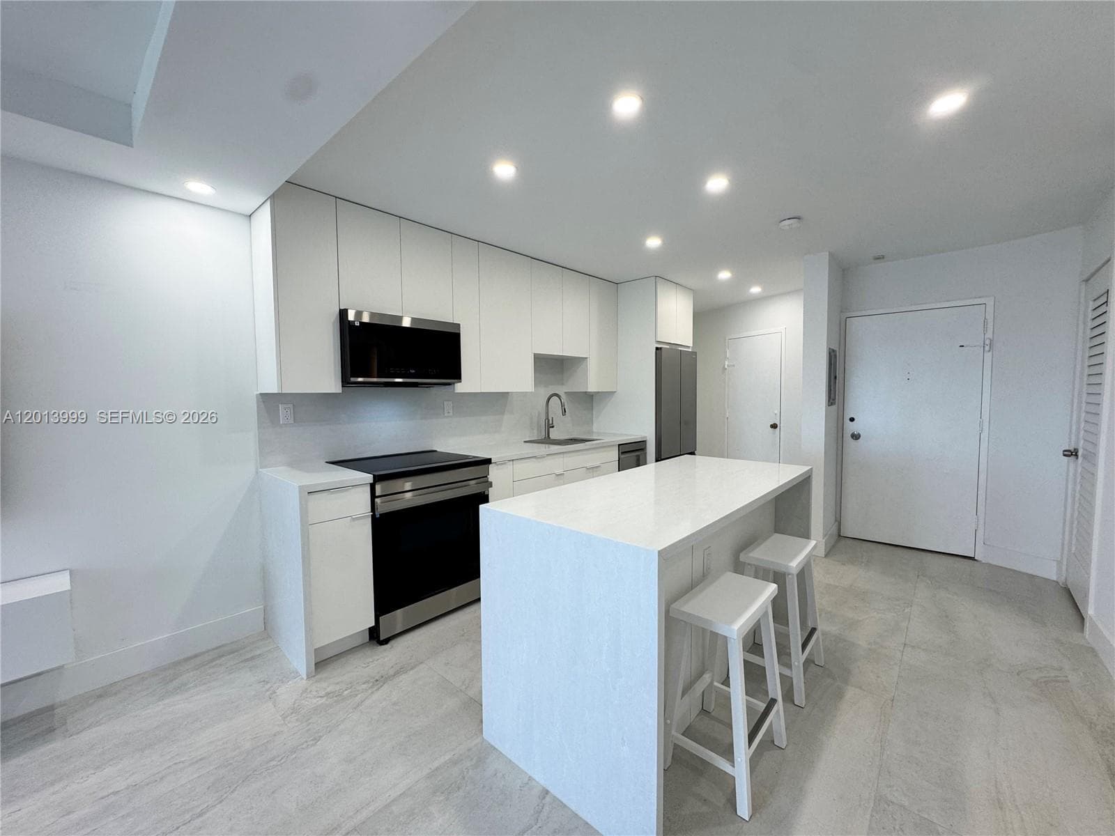 2899 Collins Ave 1414 photo 4