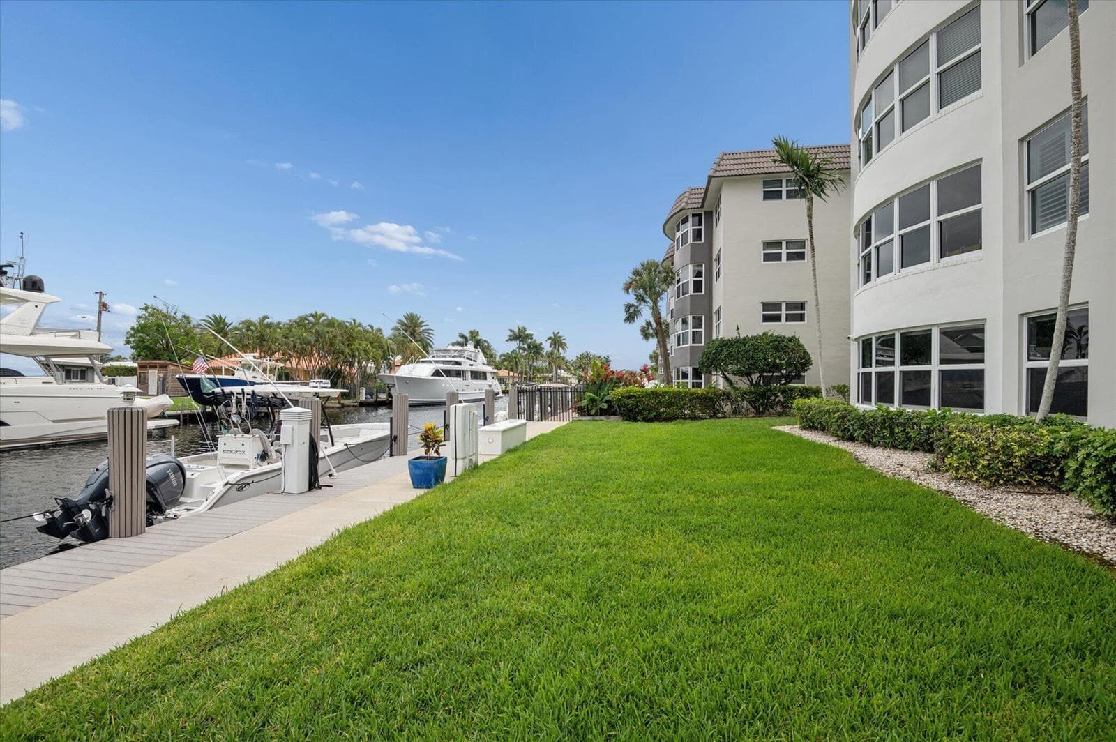 5100 Bayview Drive 106 photo 2