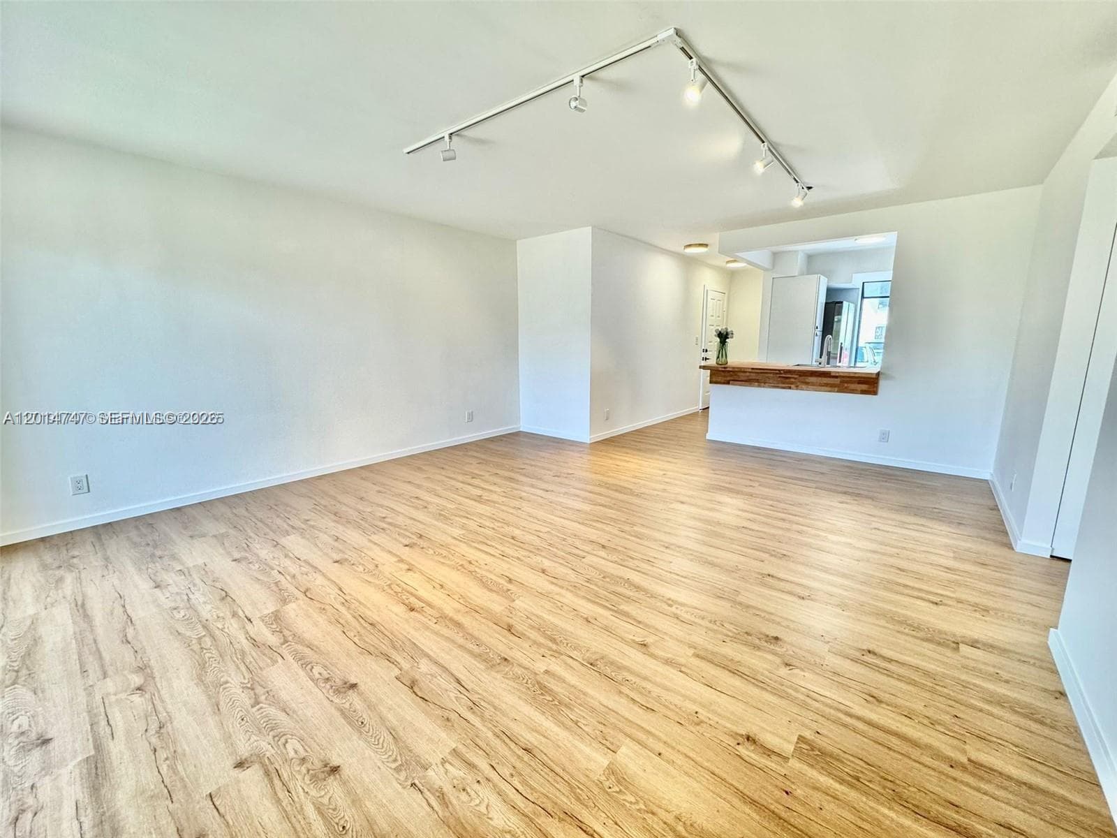 715 Gardens Dr 103 photo 3
