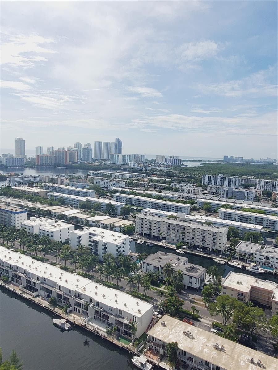 2000 Island Blvd 2703 photo 25