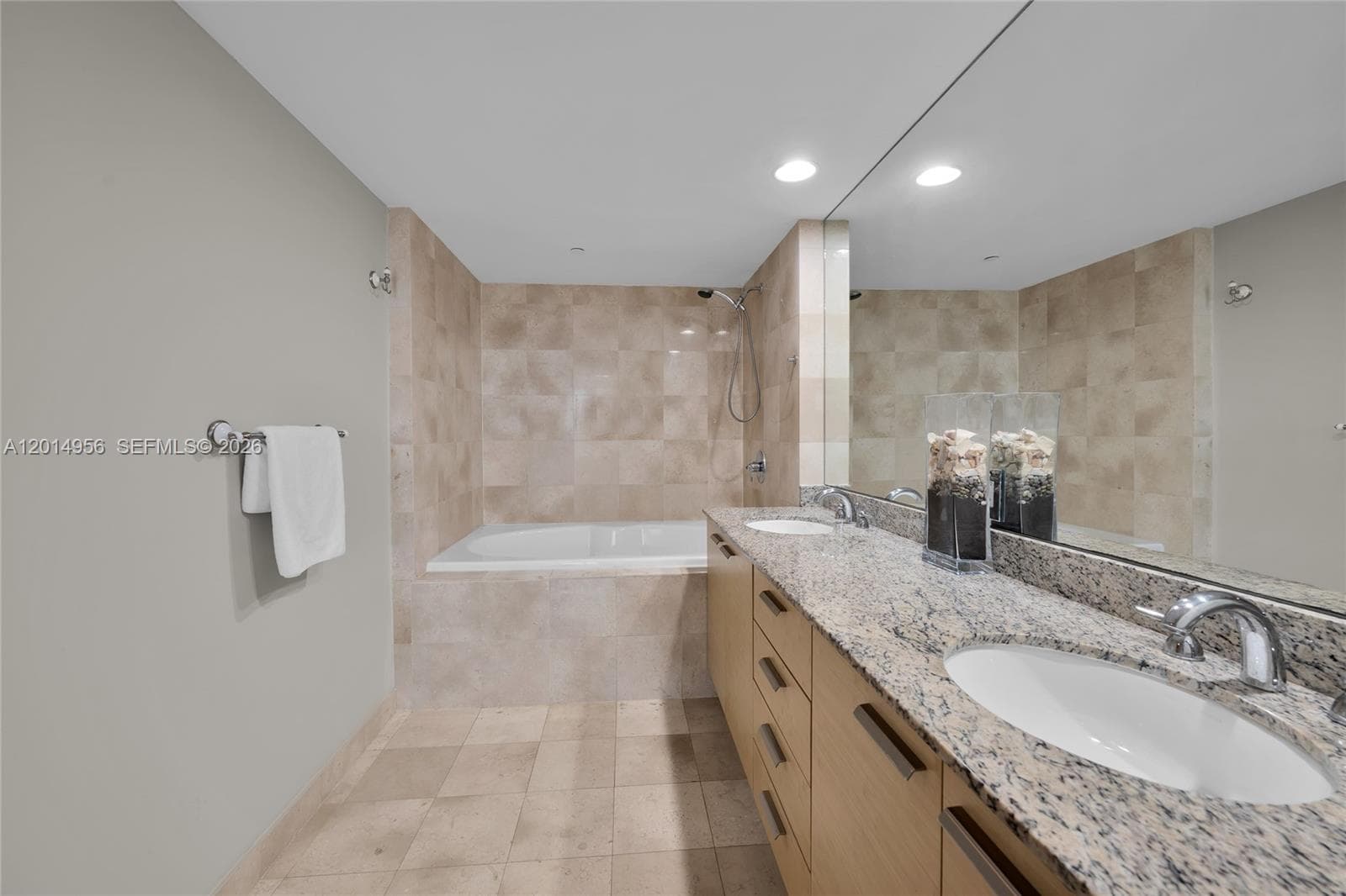 1800 Ocean Dr 2007 photo 18