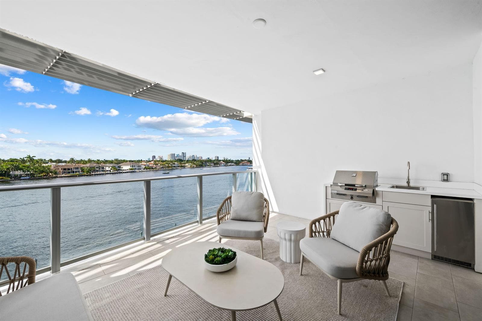 435 Bayshore Drive 302 photo 2