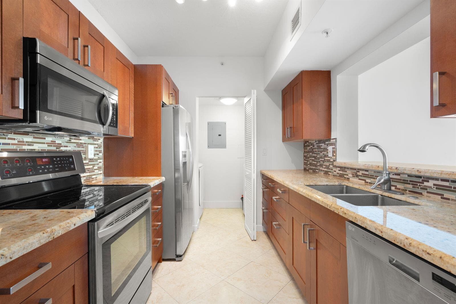 3020 NE 32nd Avenue 704 photo 4