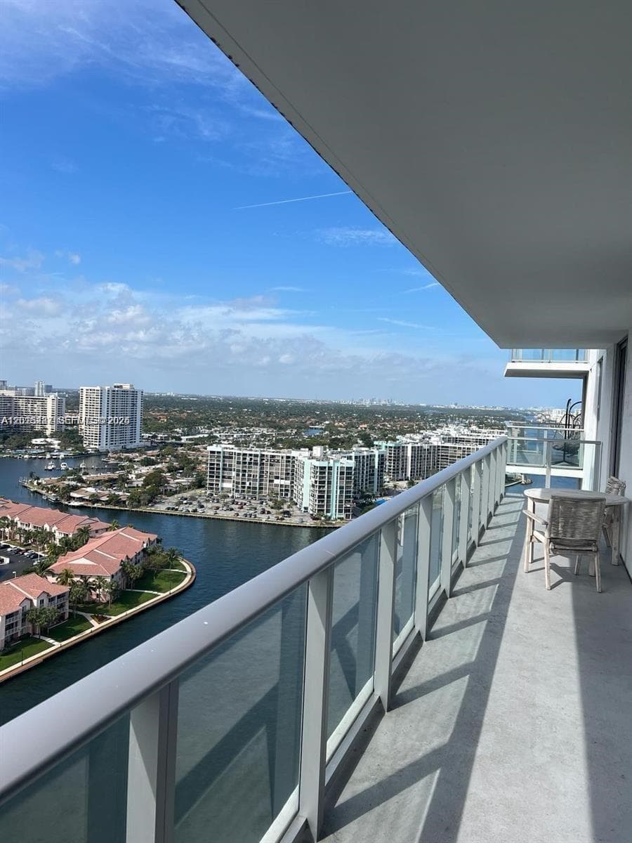 4010 Ocean Dr R2004 photo 18