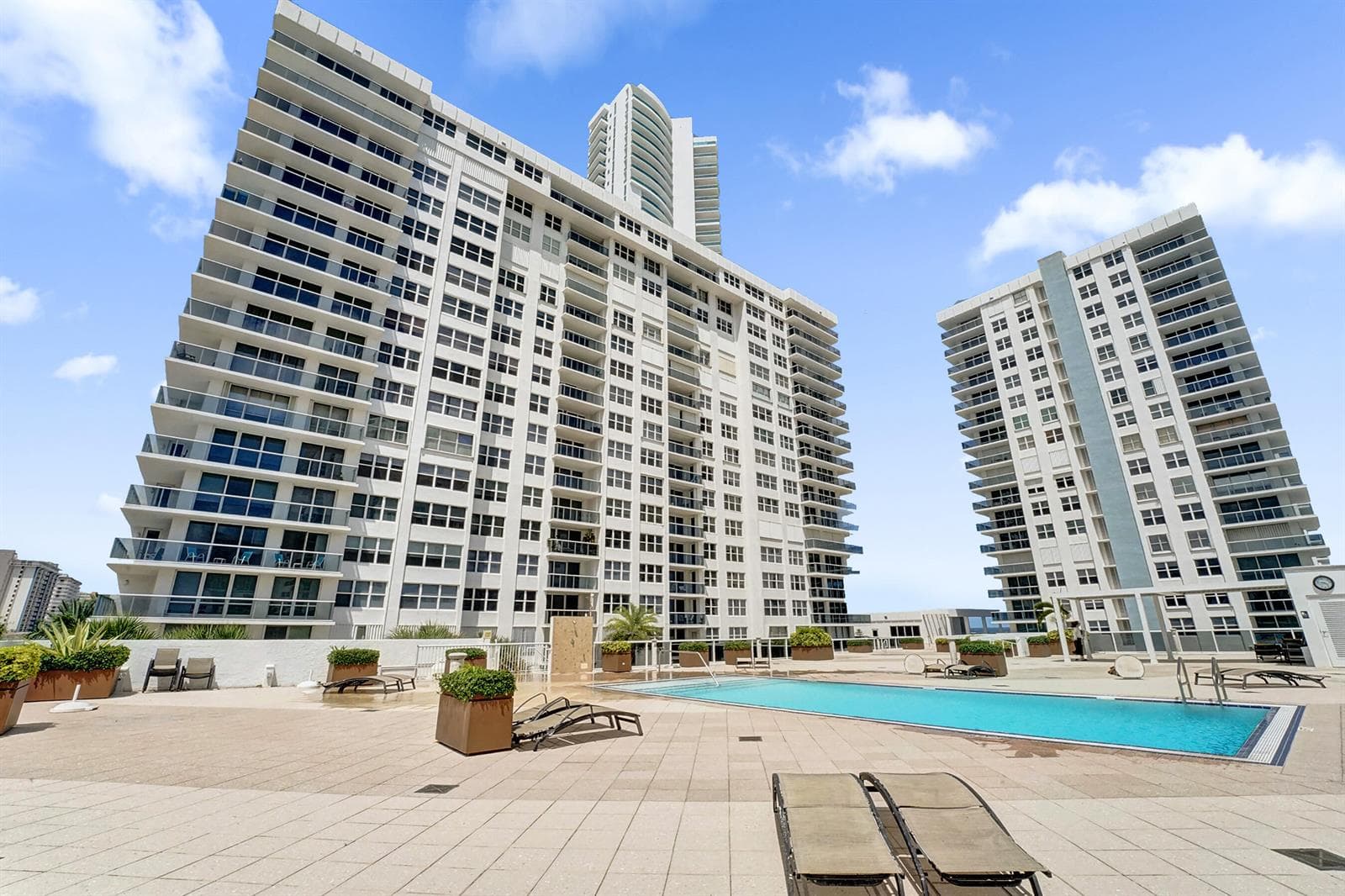 2751 S Ocean Drive 302s photo 1