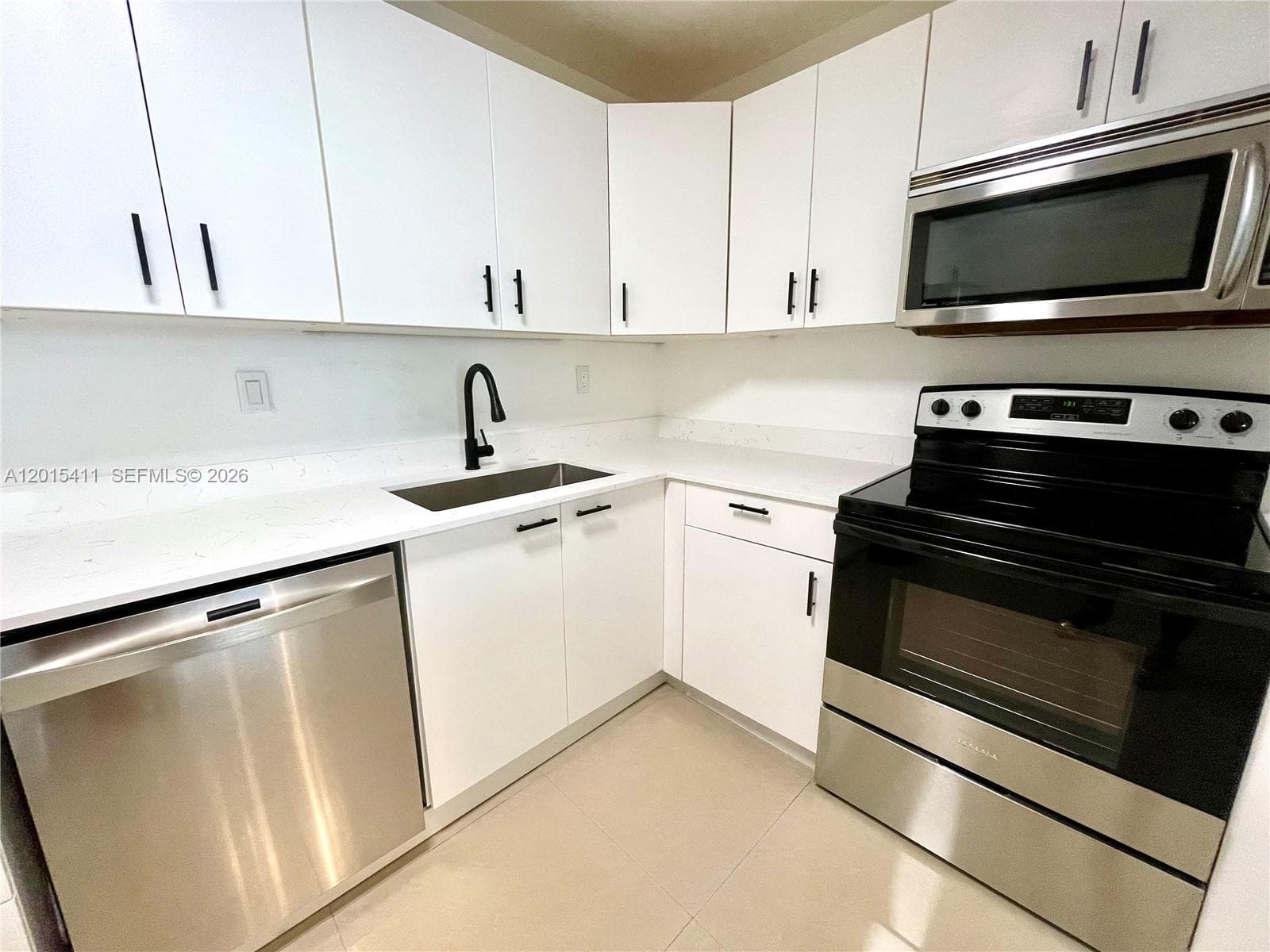 19390 Collins Ave 316 photo 2