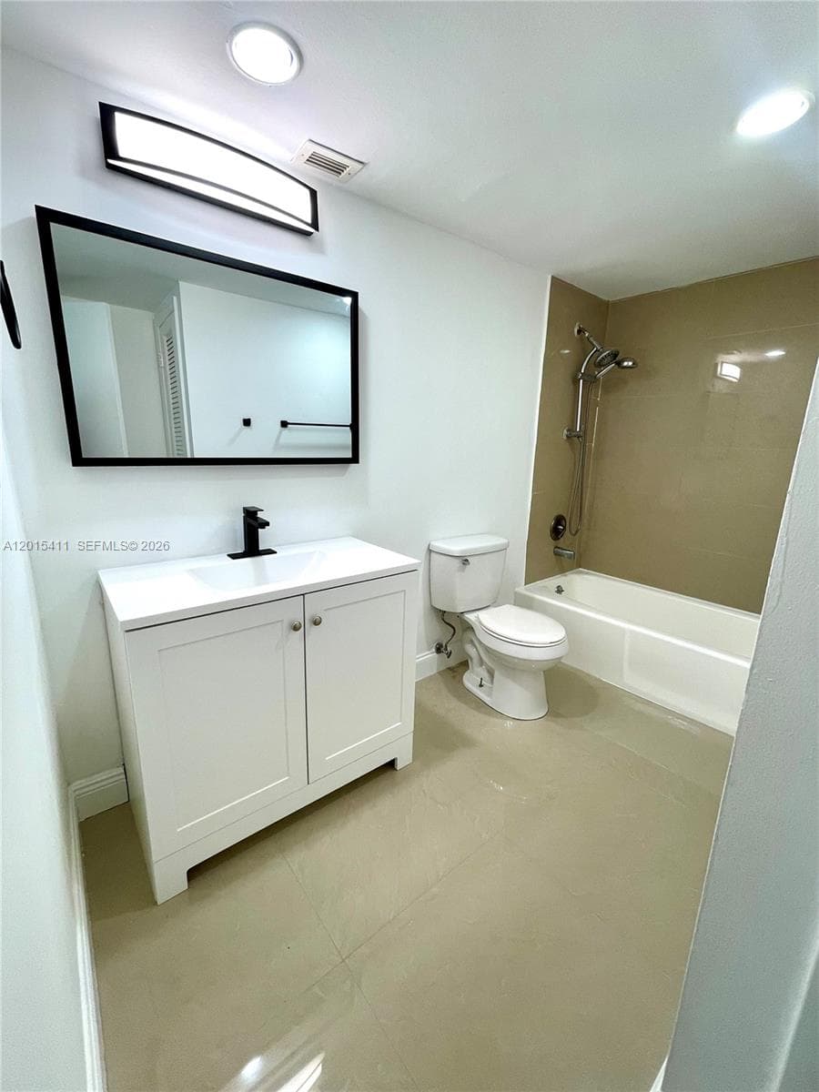 19390 Collins Ave 316 photo 13