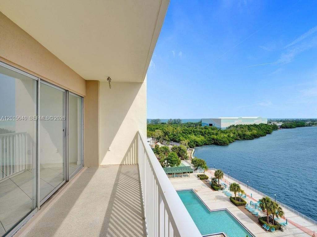 300 Bayview Dr 906 photo 21