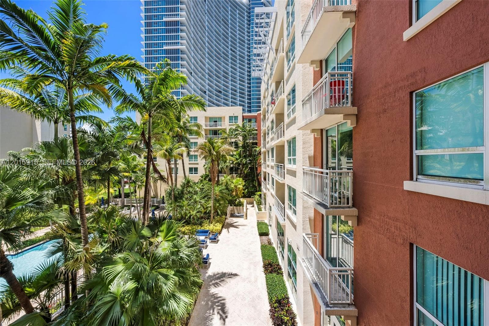 2000 Bayshore Dr 307 photo 4