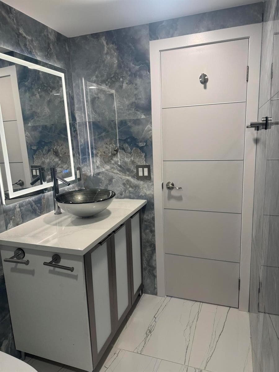 105 Paradise Harbour Boulevard 108 photo 22