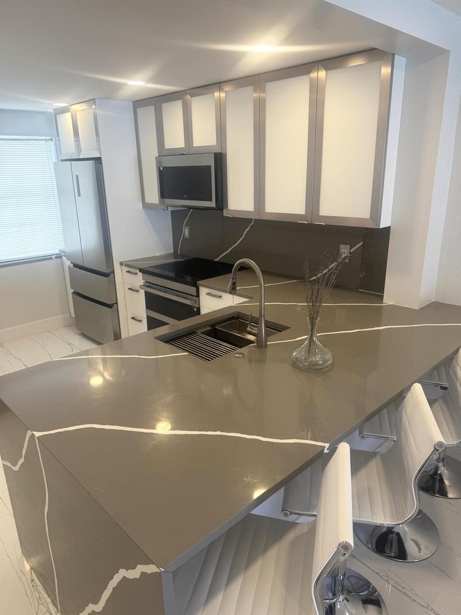 105 Paradise Harbour Boulevard 108 photo 3
