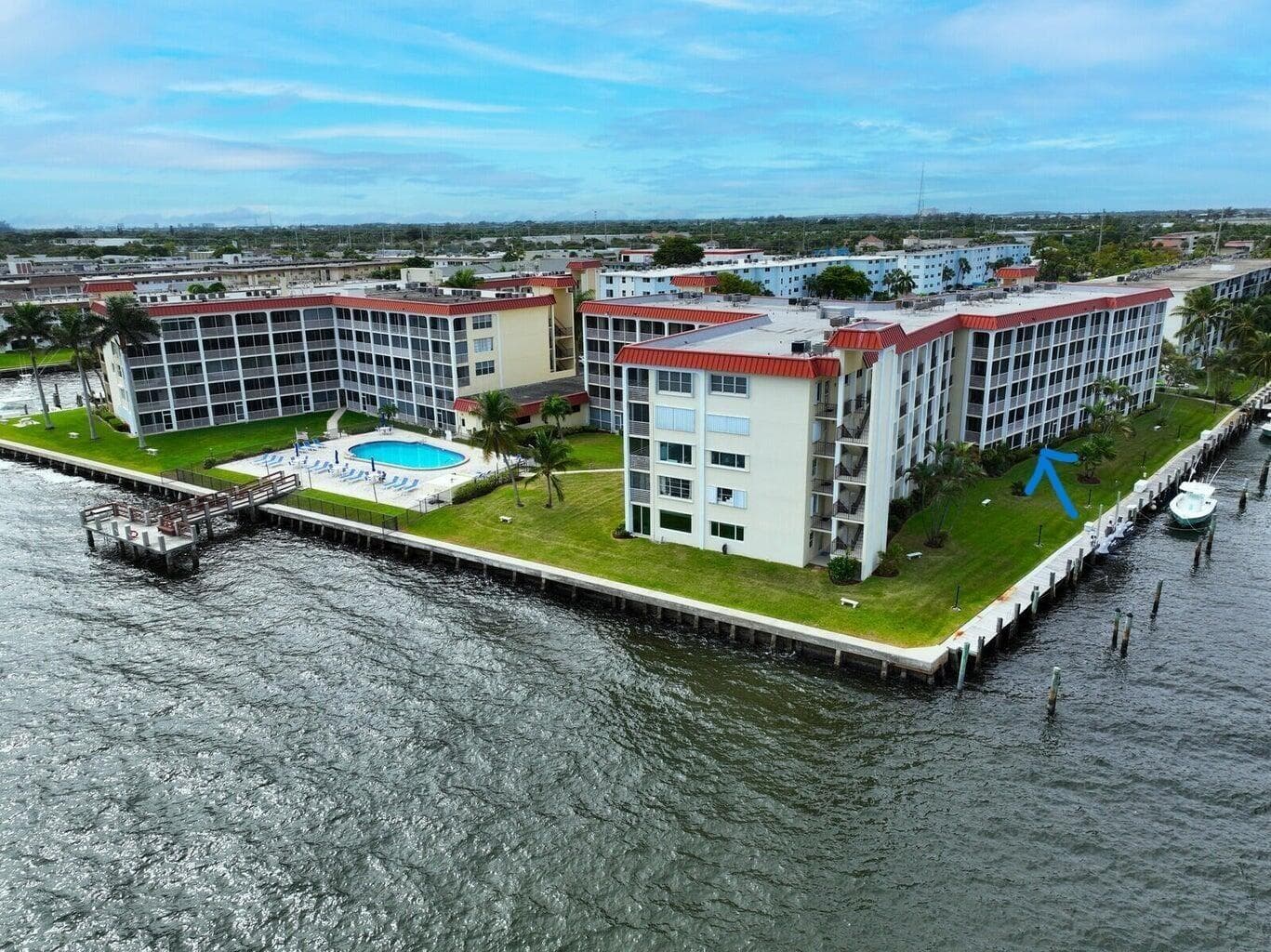 105 Paradise Harbour Boulevard 108 photo 1