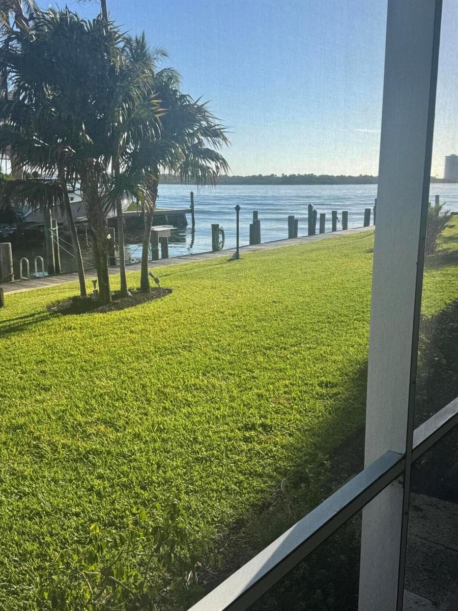 105 Paradise Harbour Boulevard 108 photo 18
