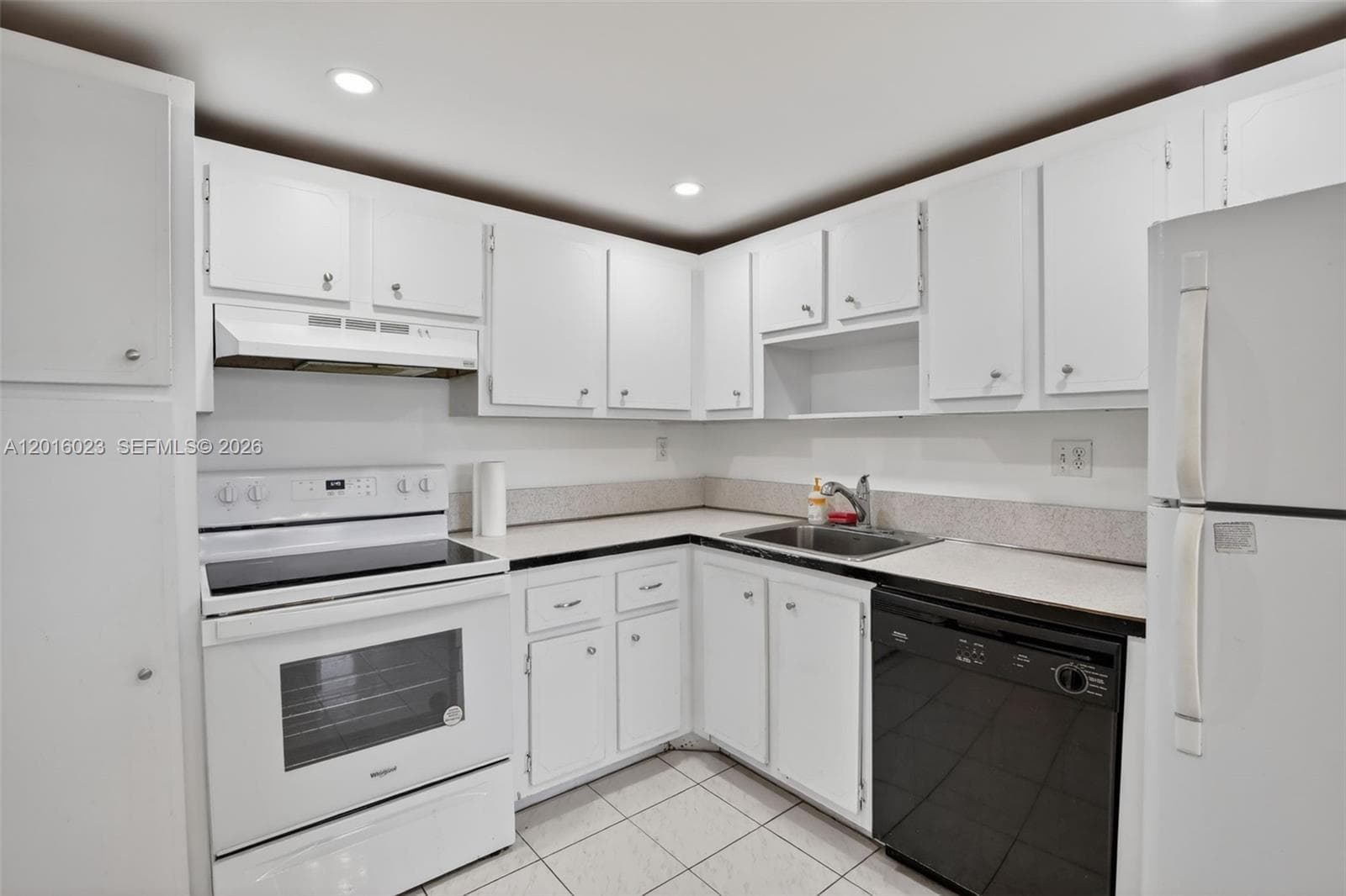 2761 Taft St 212 photo 9
