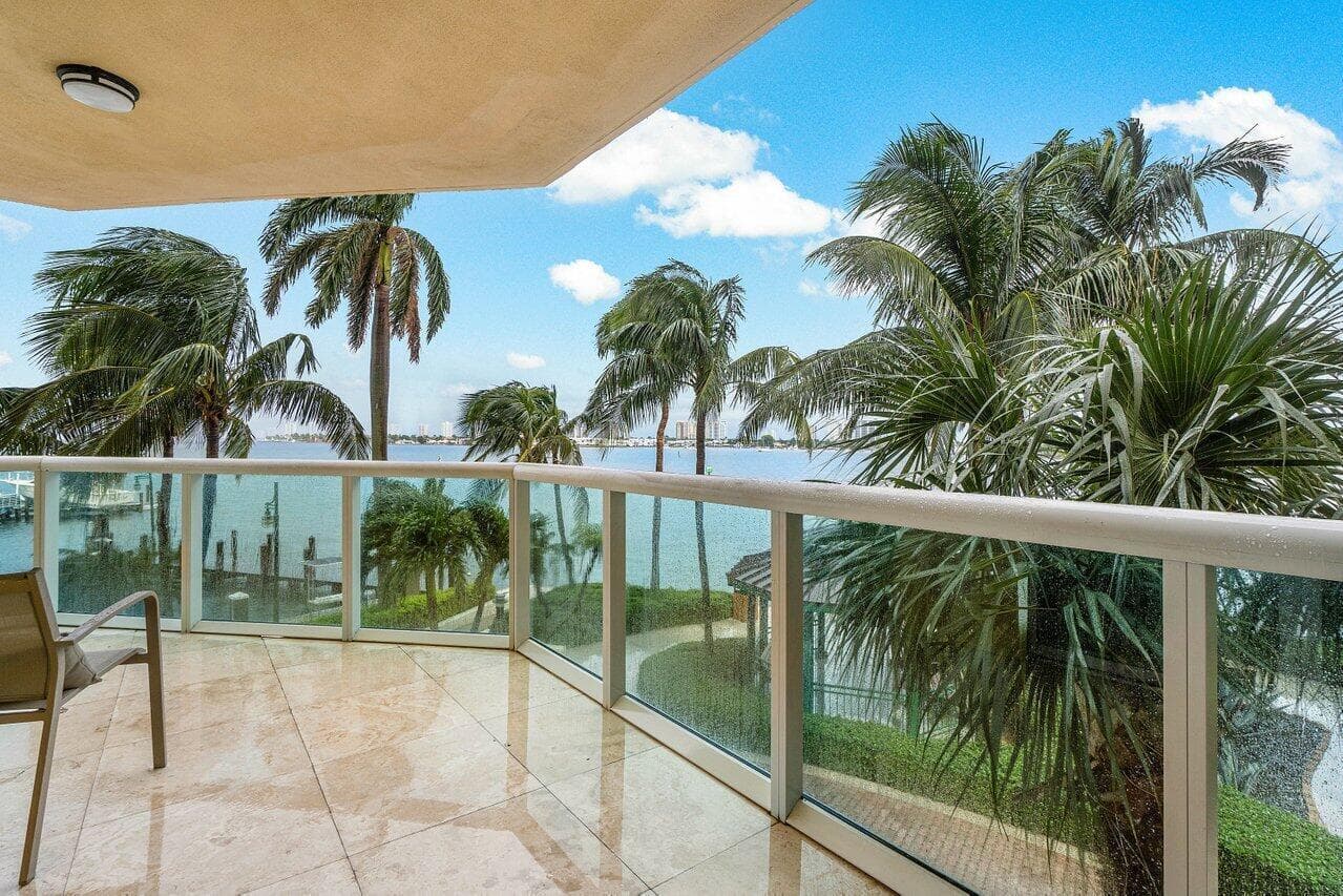 2650 Lake Shore Drive 206 photo 2