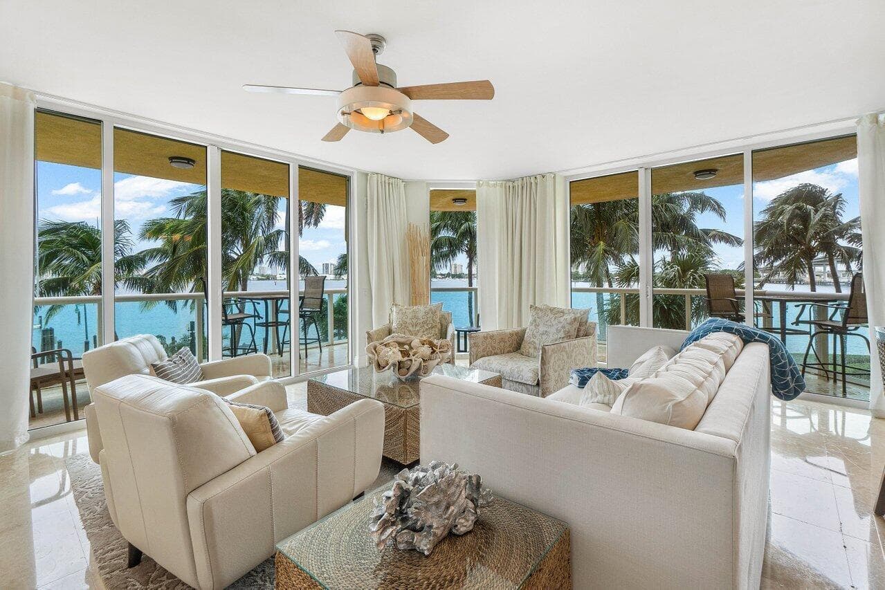 2650 Lake Shore Drive 206 photo 1