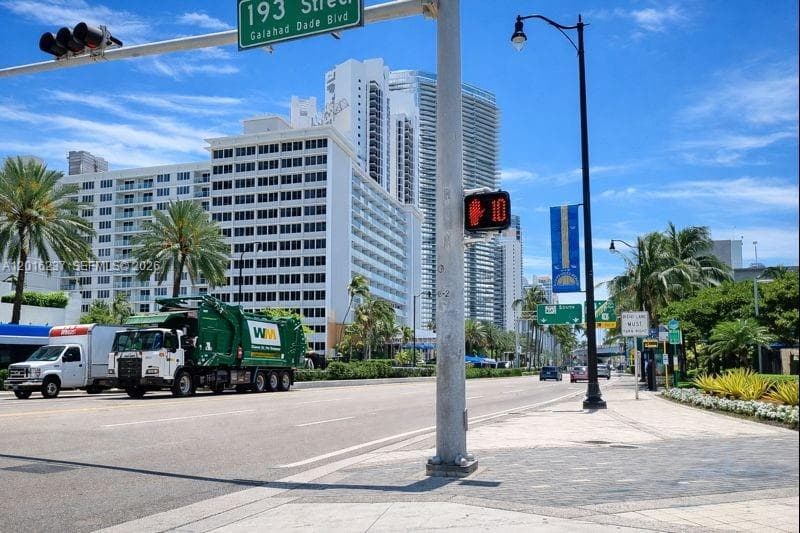 19201 Collins Ave 707 photo 2