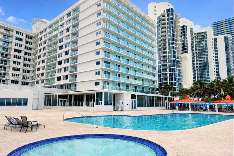 19201 Collins Ave 707 photo 1