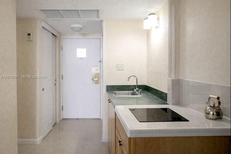 19201 Collins Ave 707 photo 4