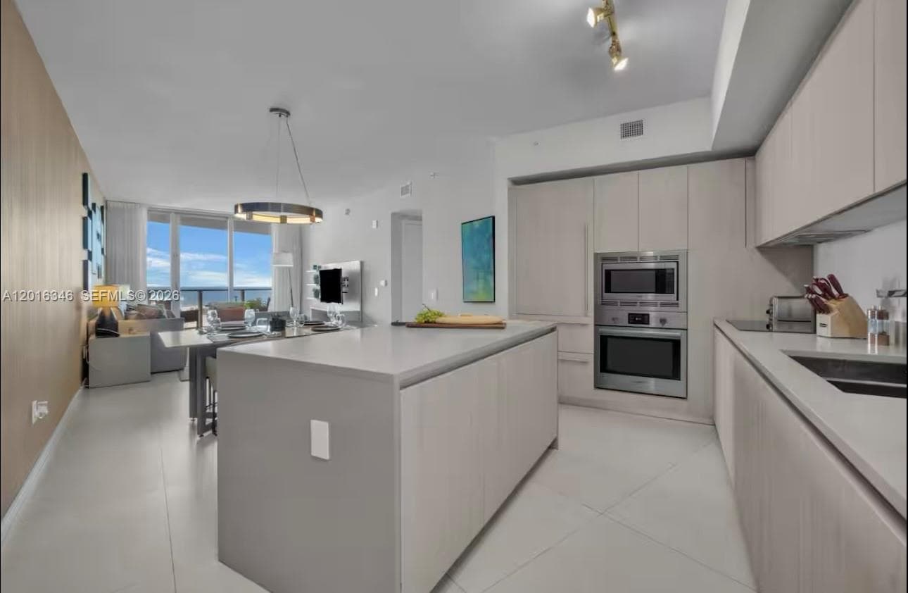 4111 Ocean Dr 1610 photo 2