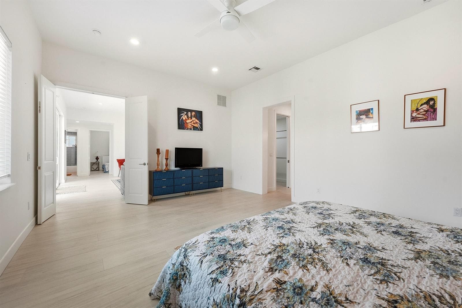 1123 Granada photo 23