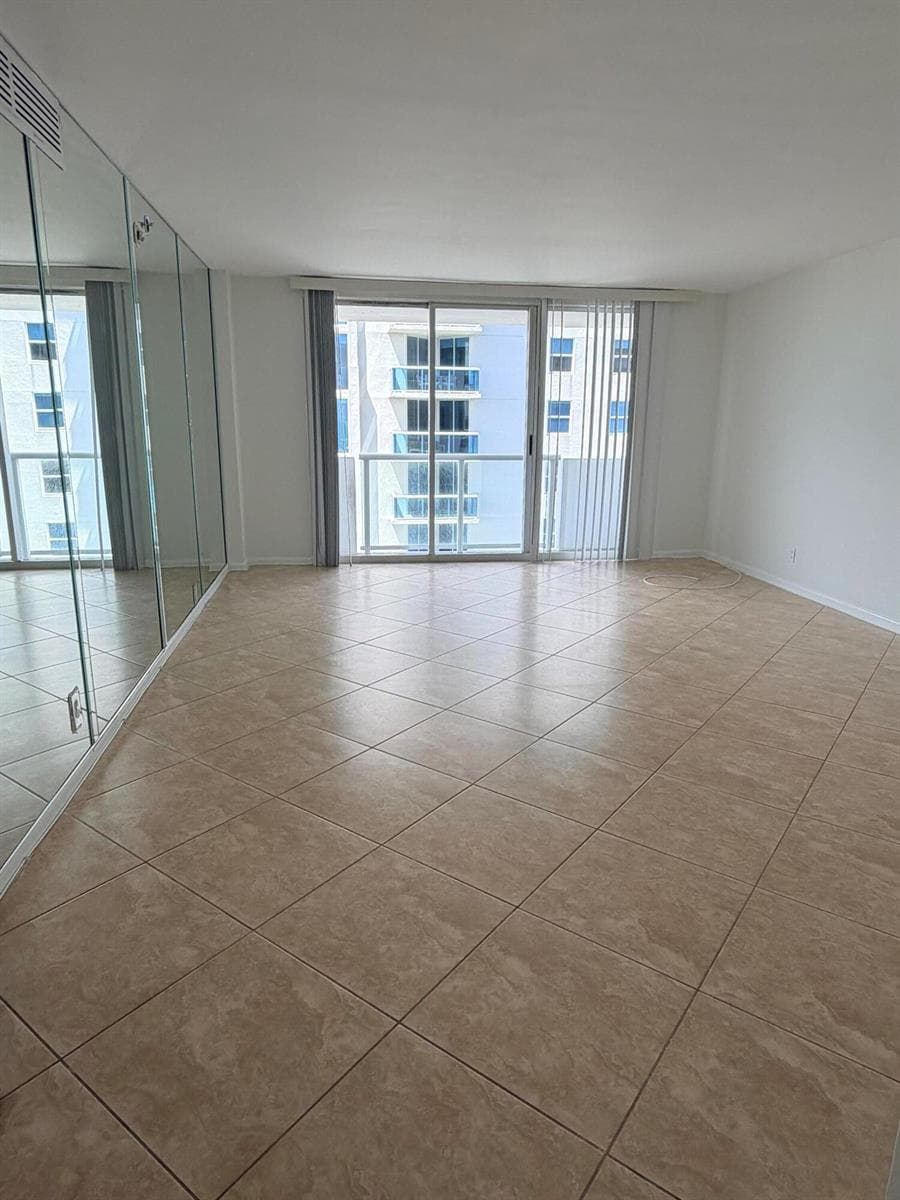 9195 Collins Avenue 913 photo 4