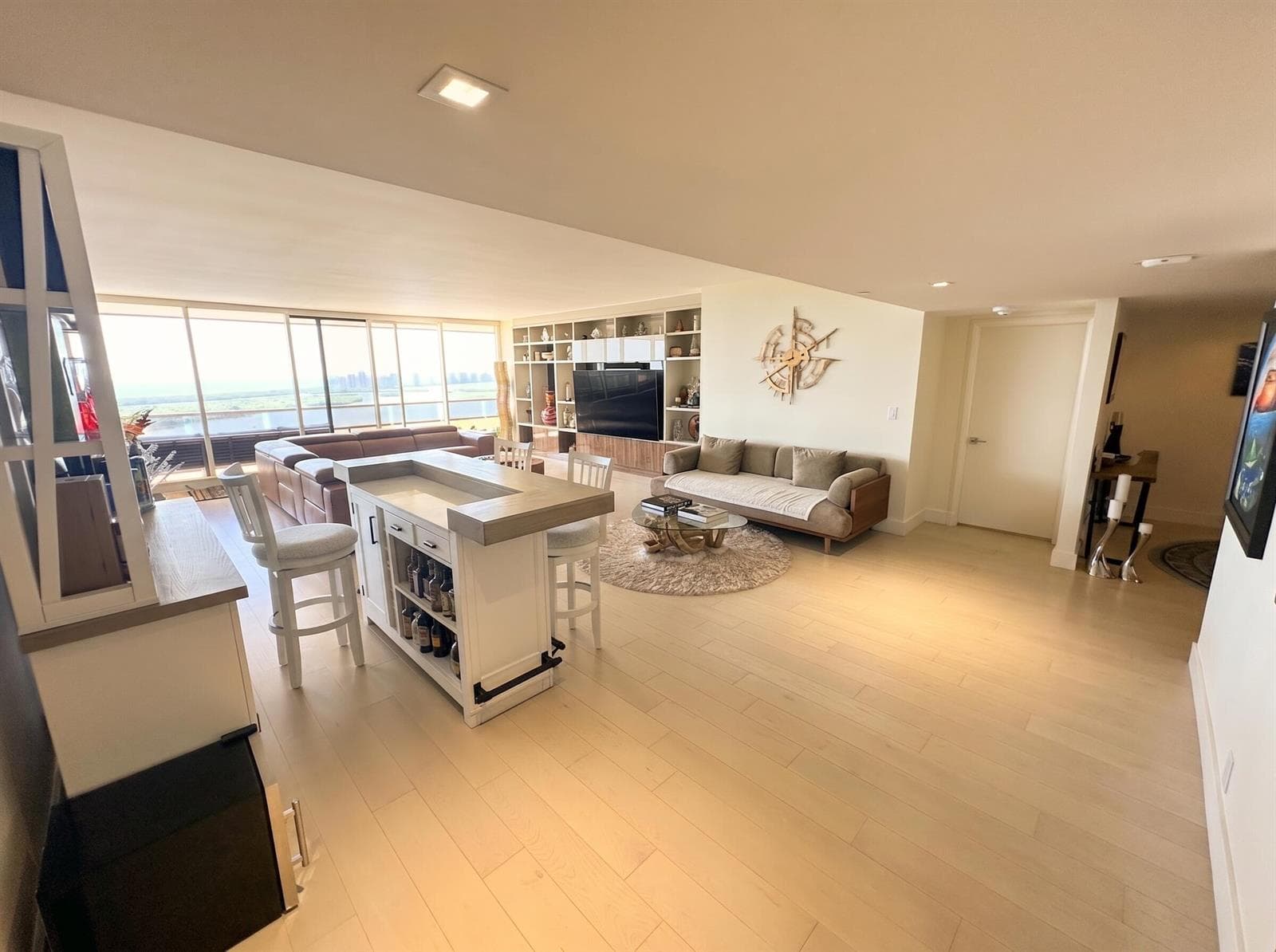 100 Lakeshore Drive T51 photo 3