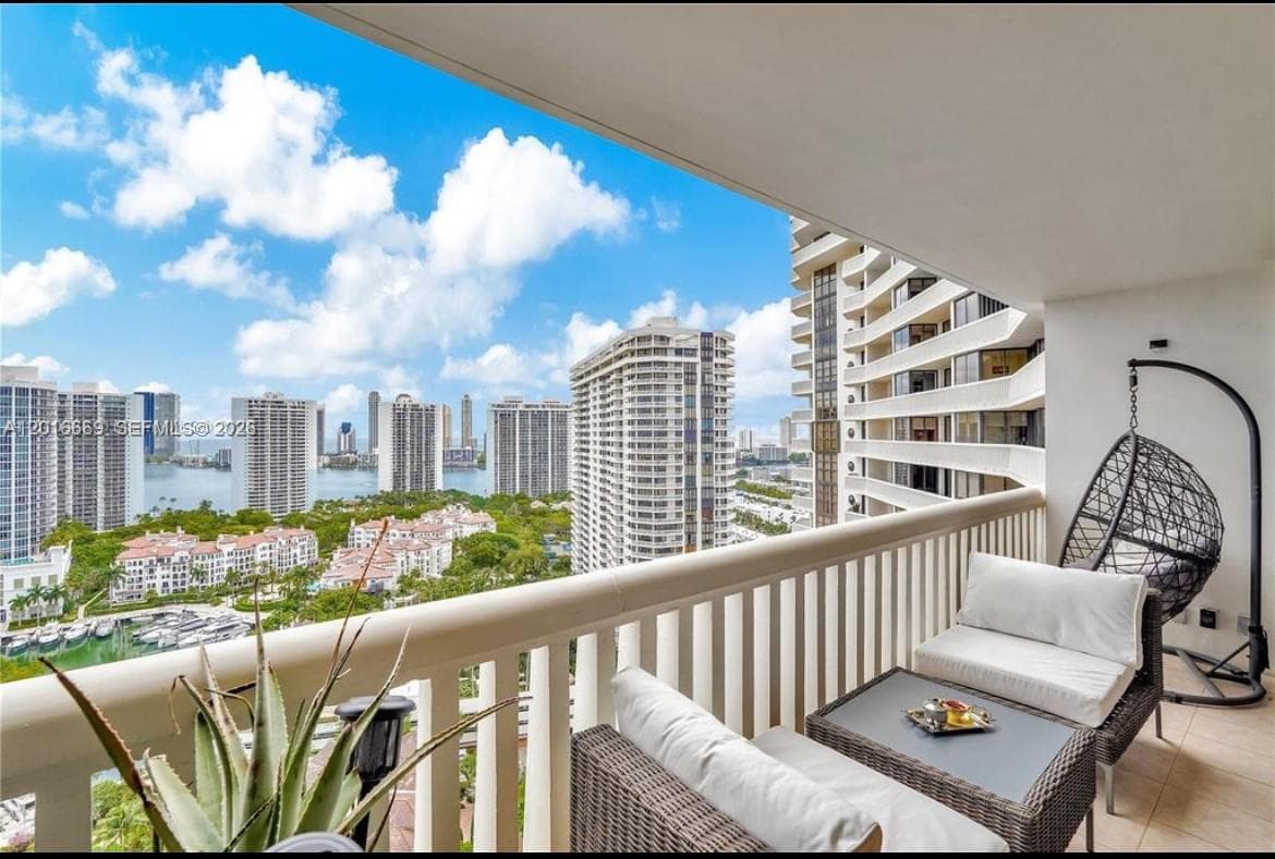 1000 Island Blvd 2508 photo 23