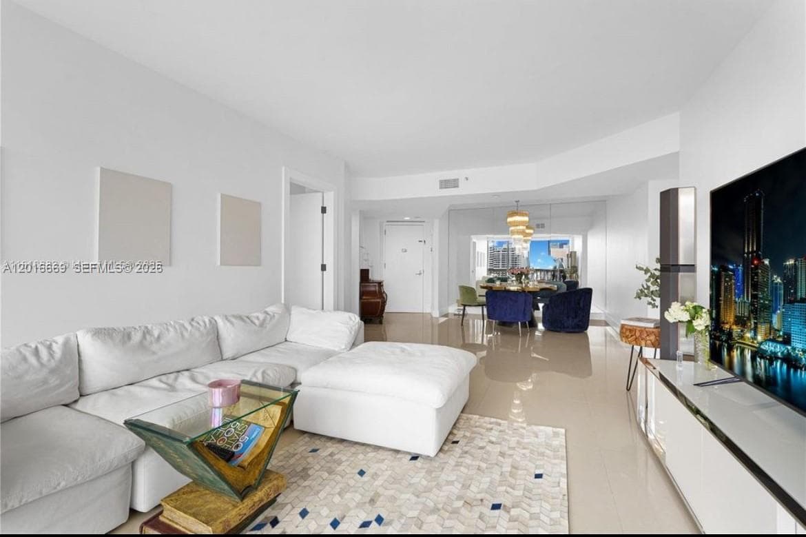 1000 Island Blvd 2508 photo 2