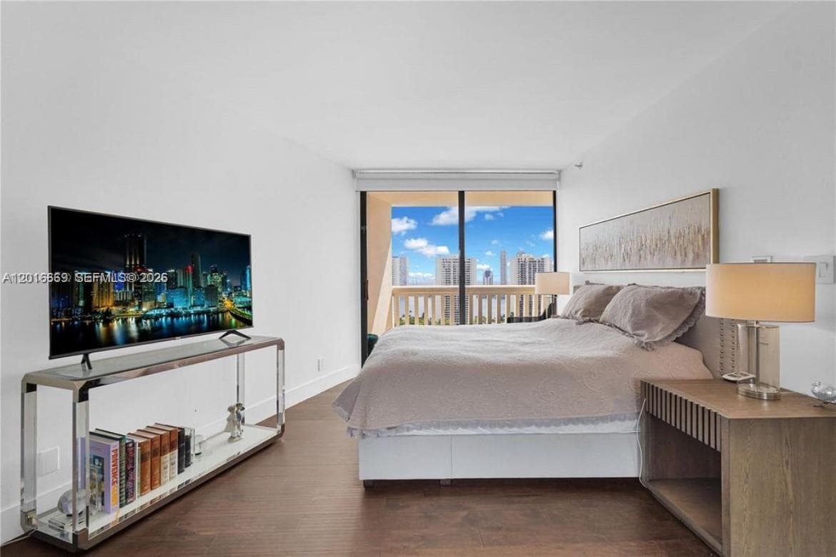 1000 Island Blvd 2508 photo 17