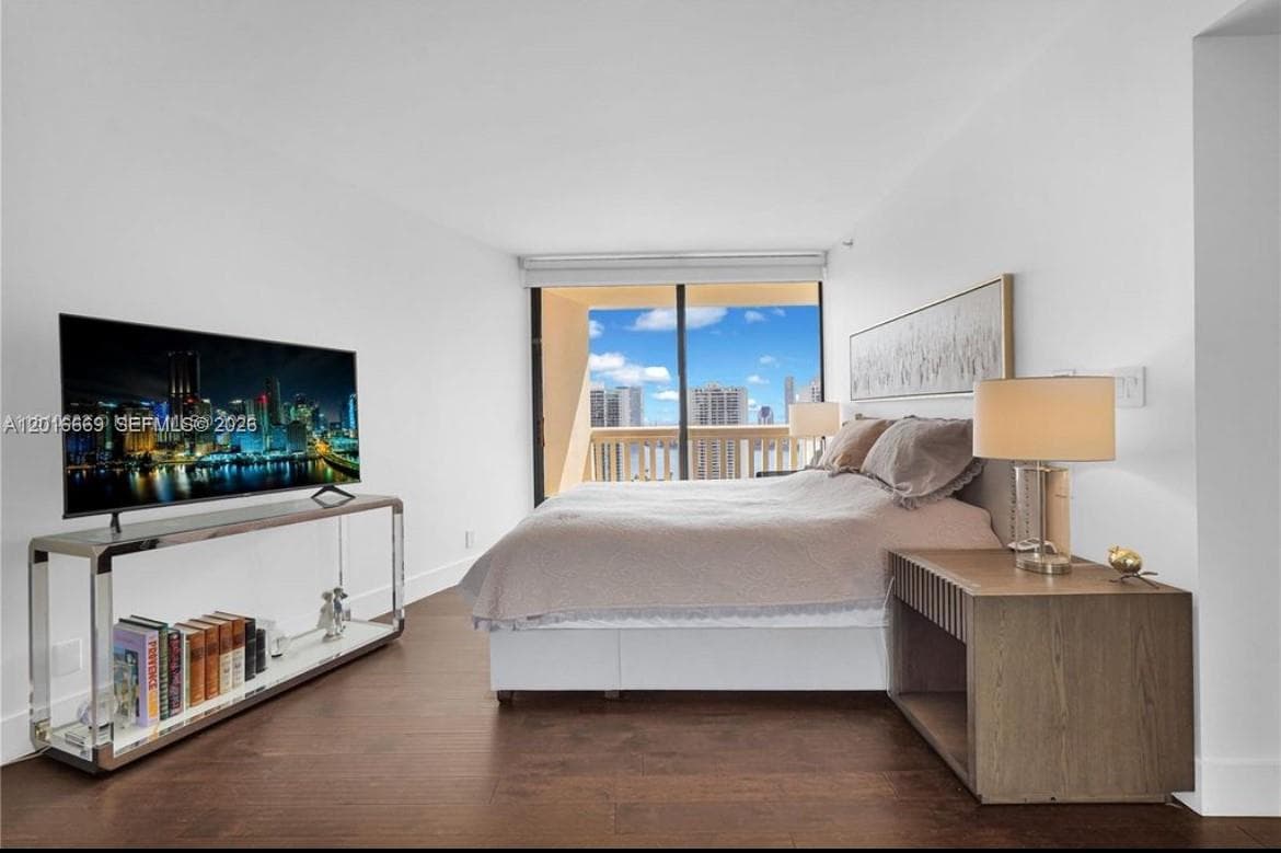 1000 Island Blvd 2508 photo 16