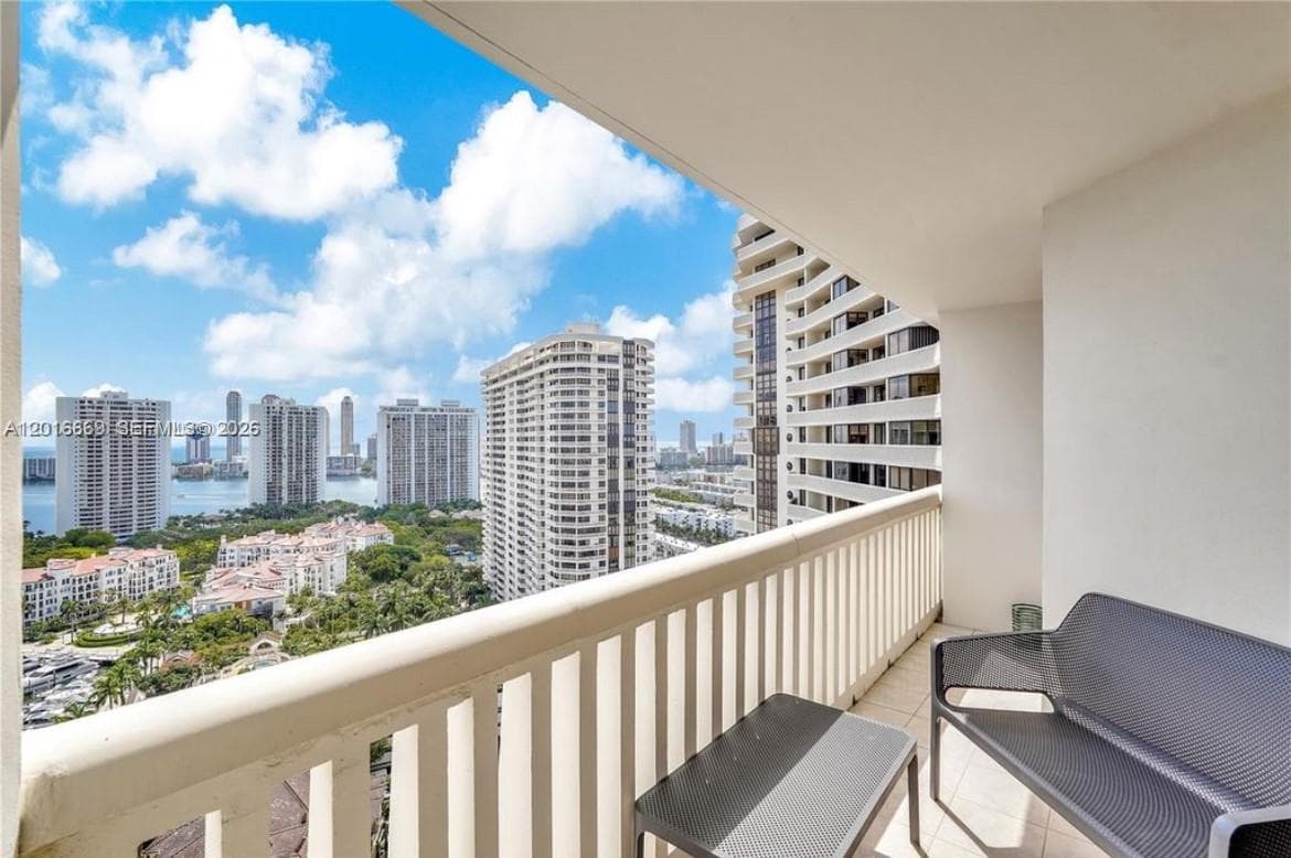 1000 Island Blvd 2508 photo 24