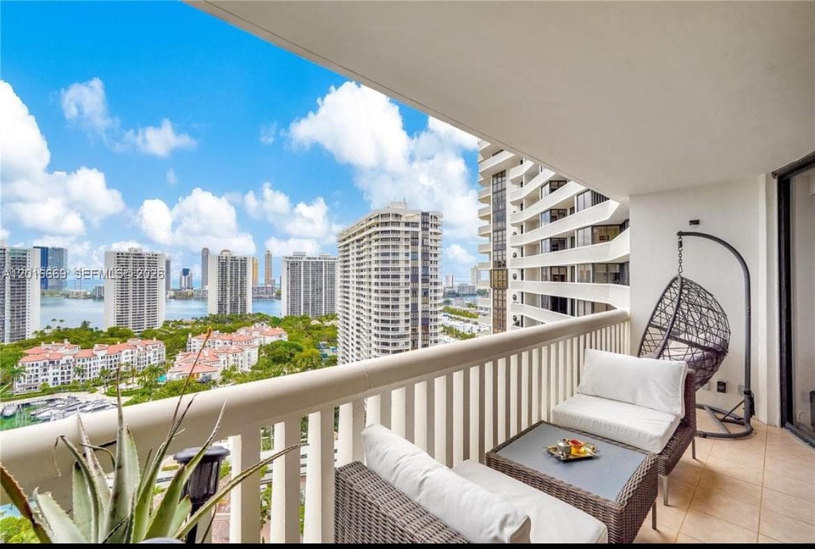 1000 Island Blvd 2508 photo 14