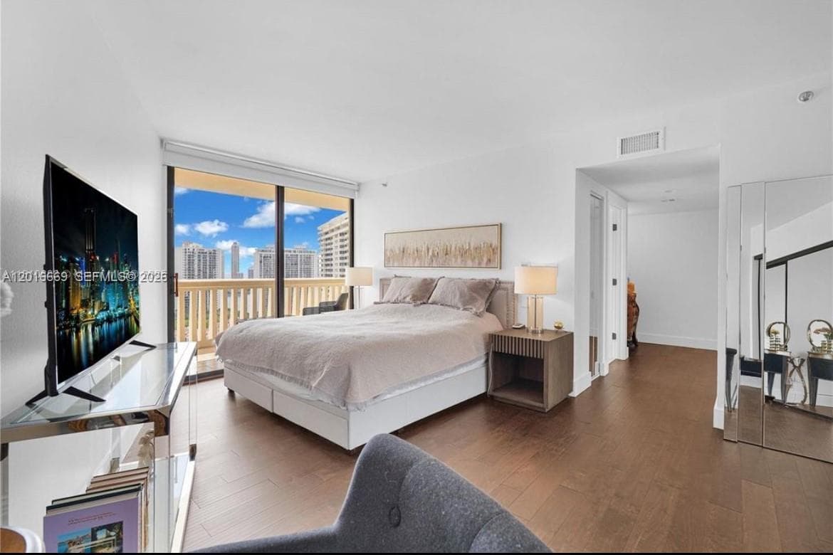 1000 Island Blvd 2508 photo 15