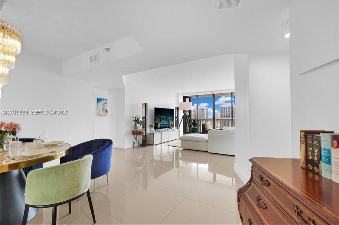 1000 Island Blvd 2508 photo 4
