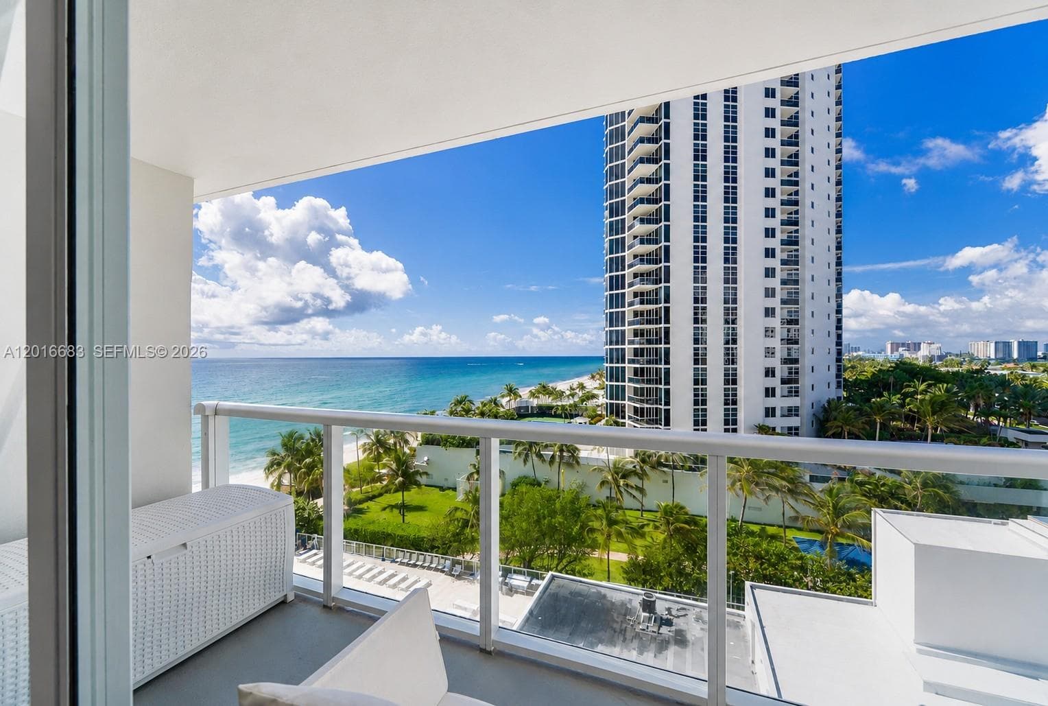19201 Collins Ave 609 photo 2