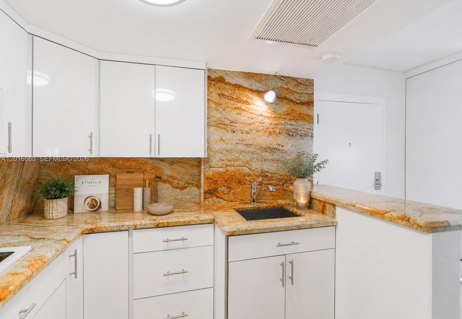 19201 Collins Ave 609 photo 3