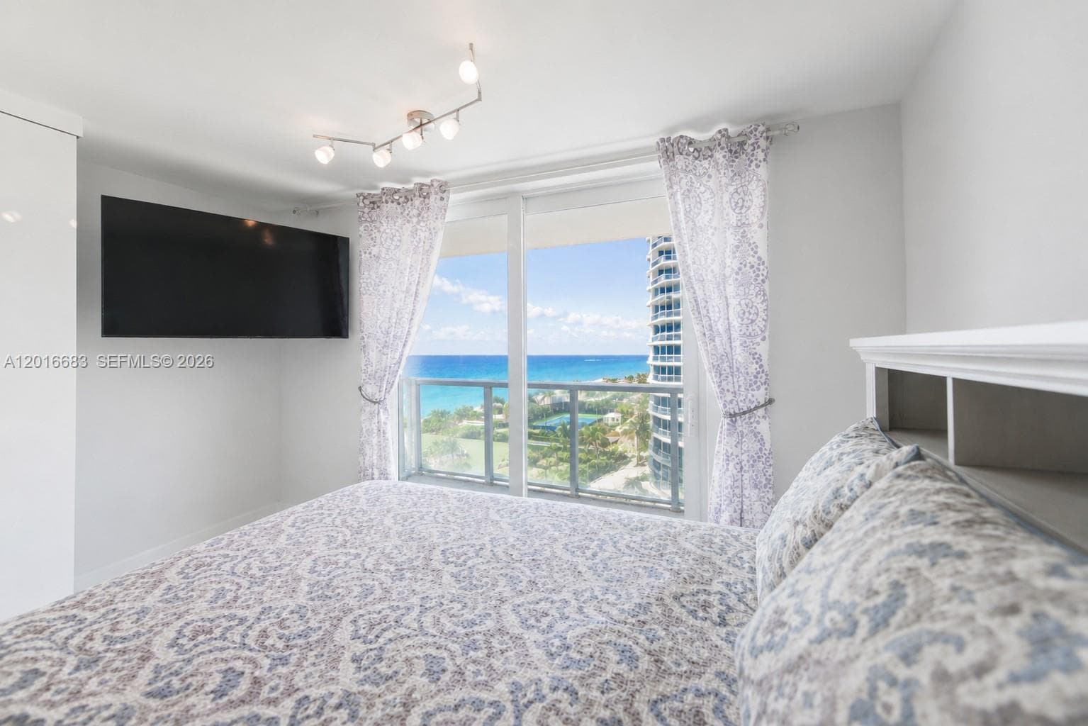 19201 Collins Ave 609 photo 4