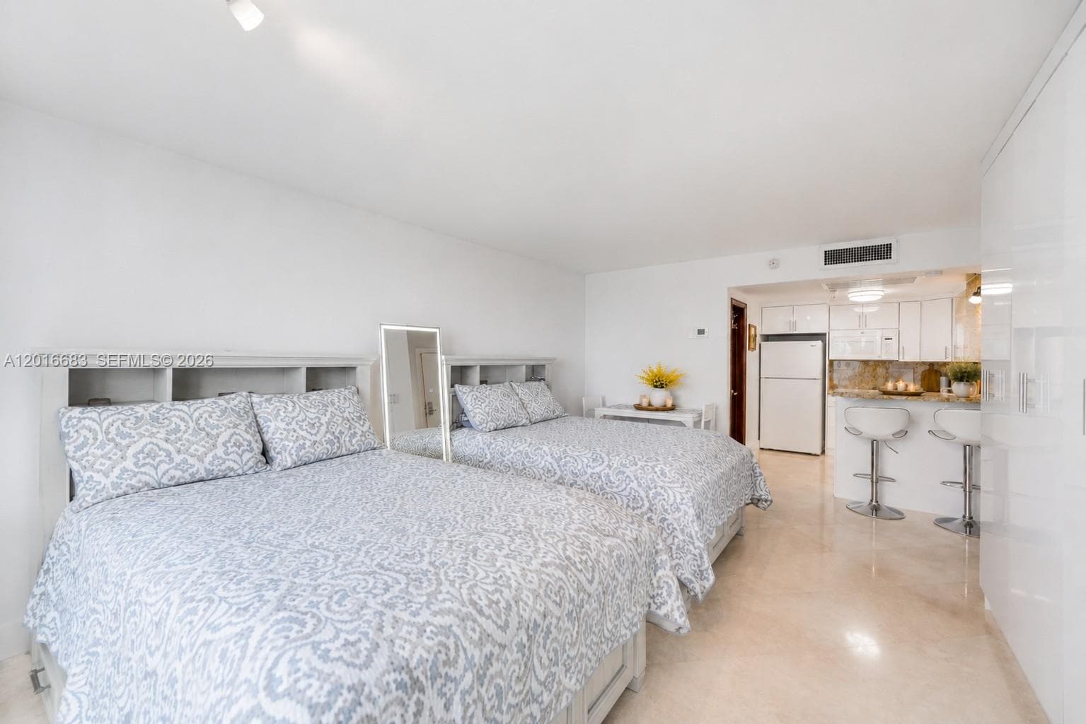19201 Collins Ave 609 photo 8