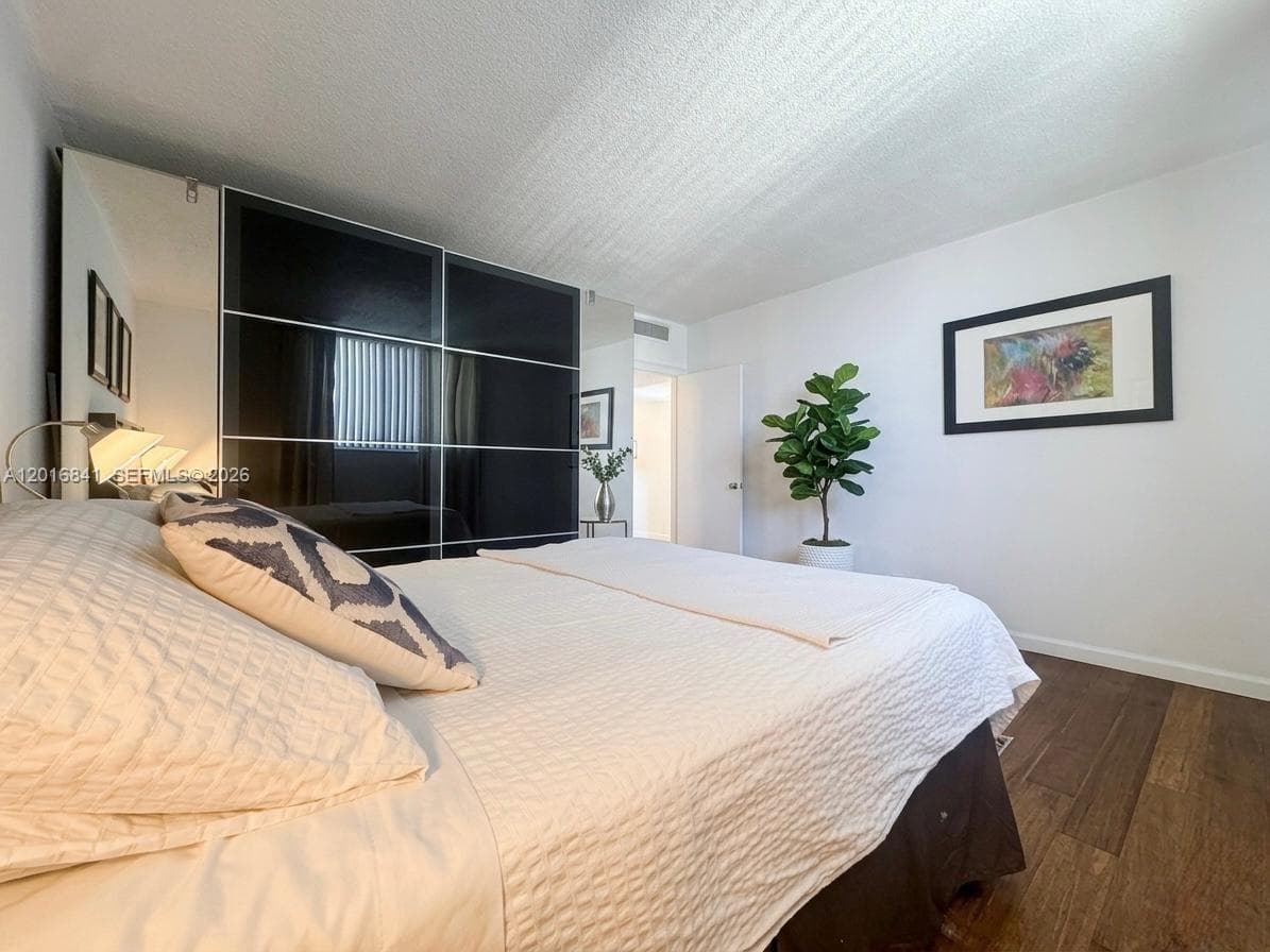 4001 Ocean Dr 16G photo 3