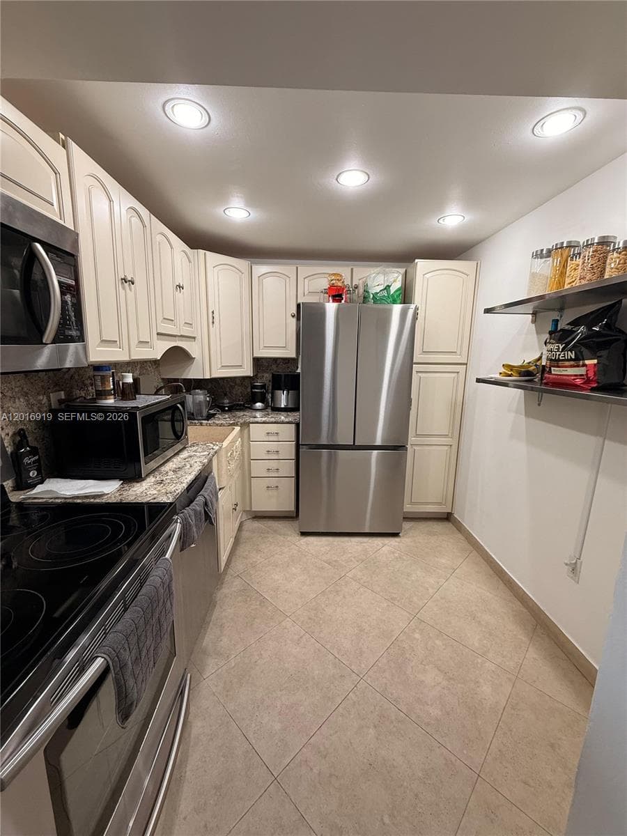 3701 Country Club Dr 502 photo 14