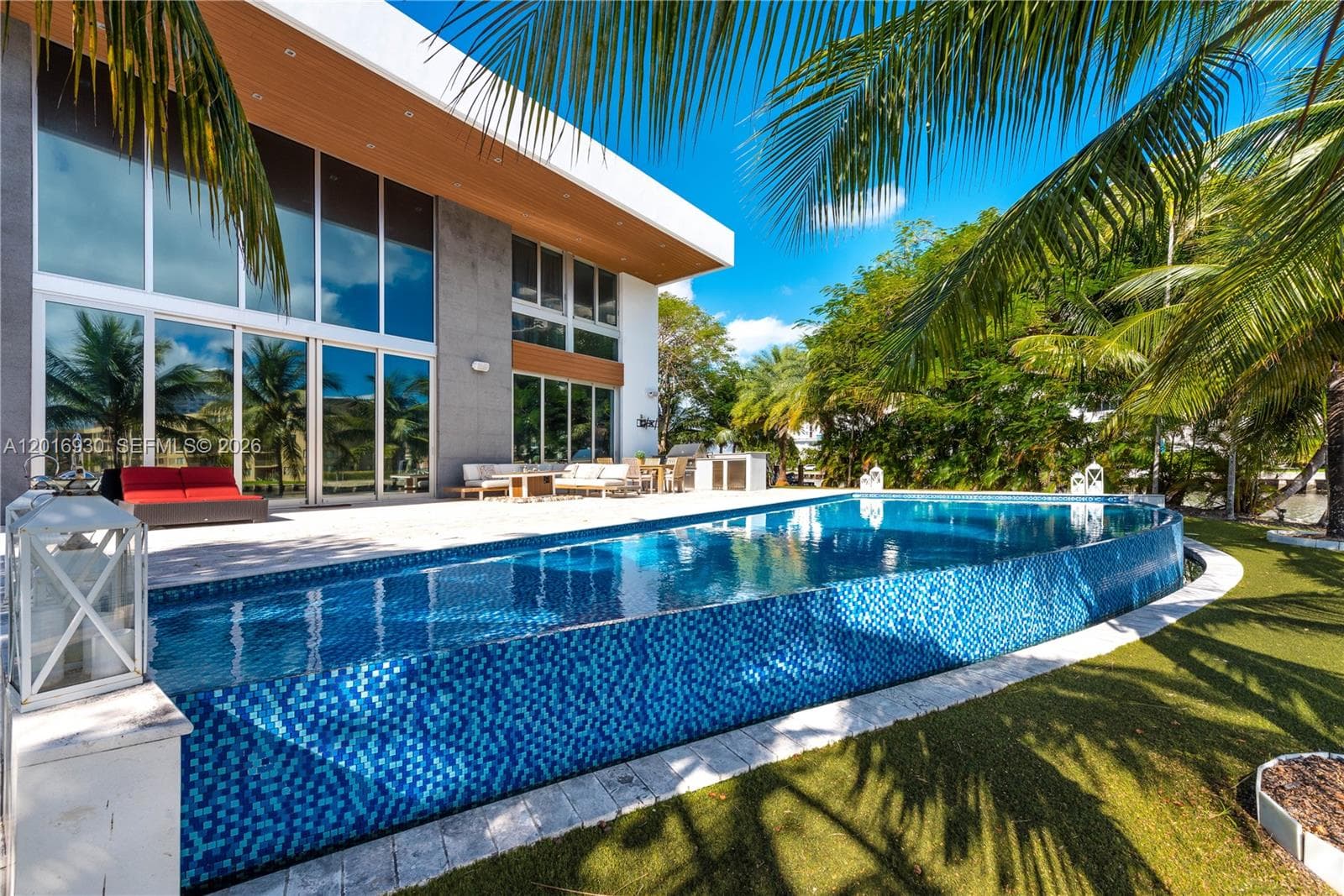 400 Tamarind Dr photo 9
