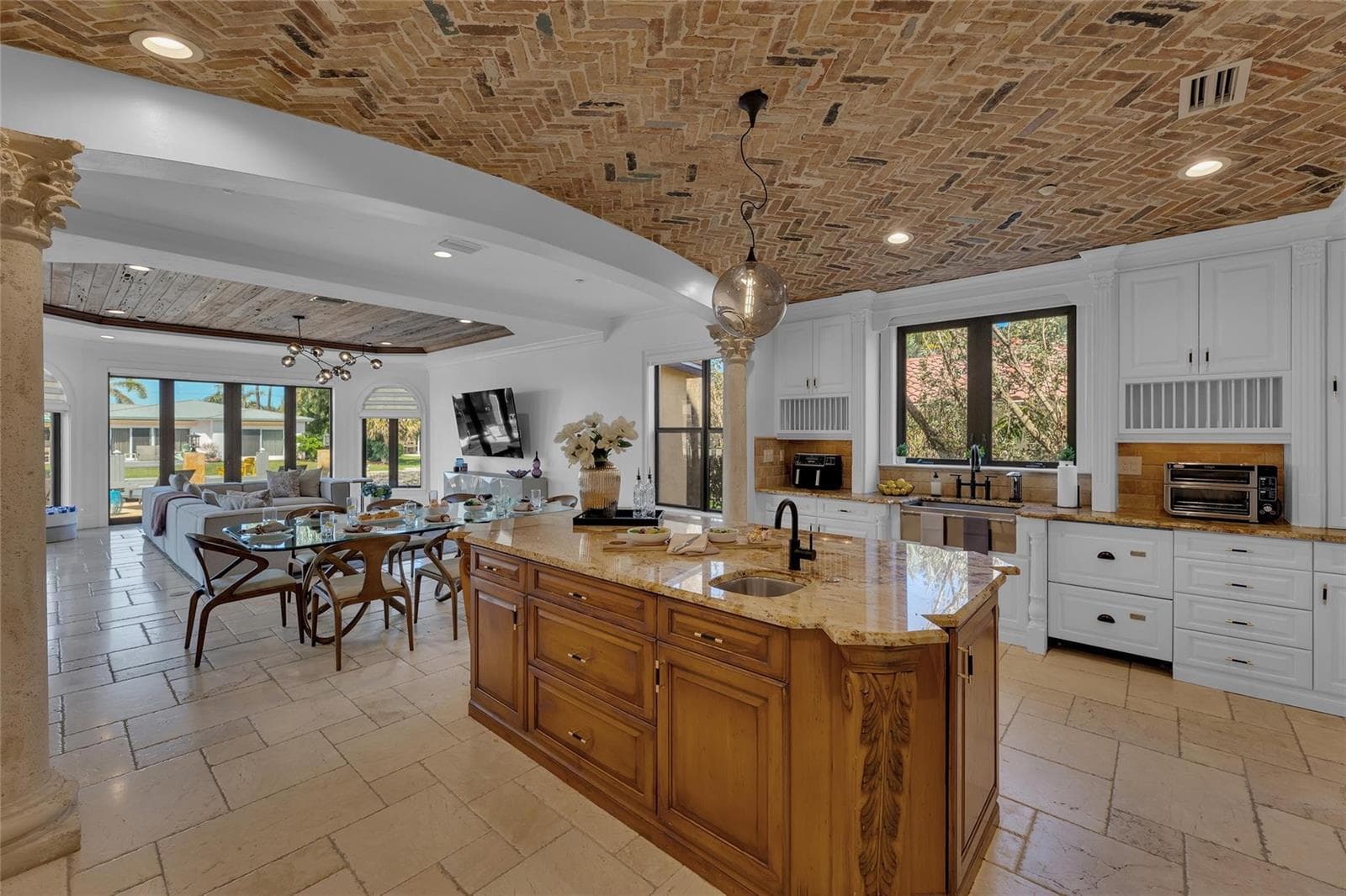 1011 Rhodes Villa Avenue photo 5