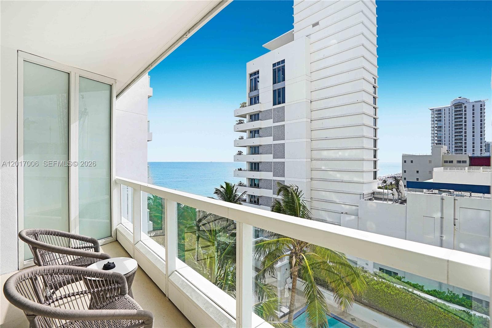 4391 Collins Ave 916 photo 2