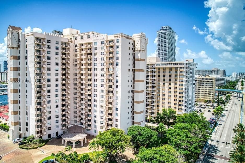 1865 S Ocean Dr 15C photo 1