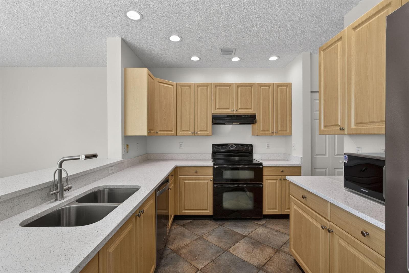 1104 Oakwater Drive photo 4