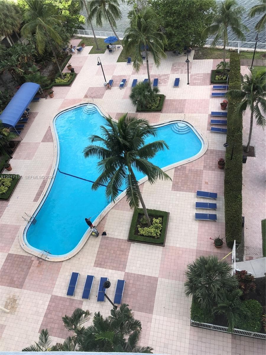 19390 Collins Ave 907 photo 2